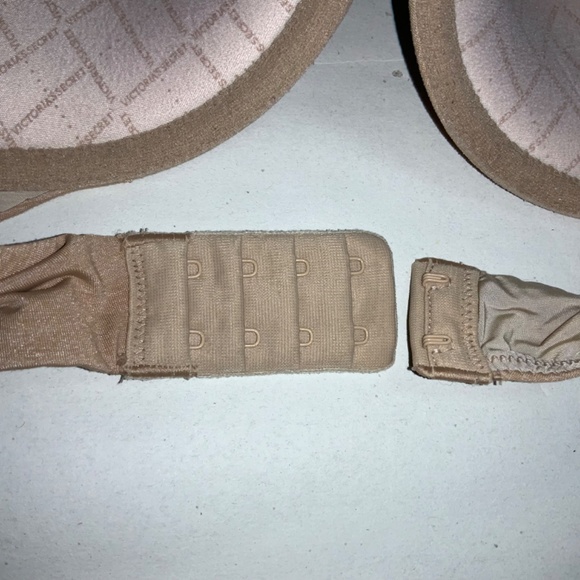 Victoria's Secret Uplift Semi Demi 34DD smooth finish - Picture 3 of 4